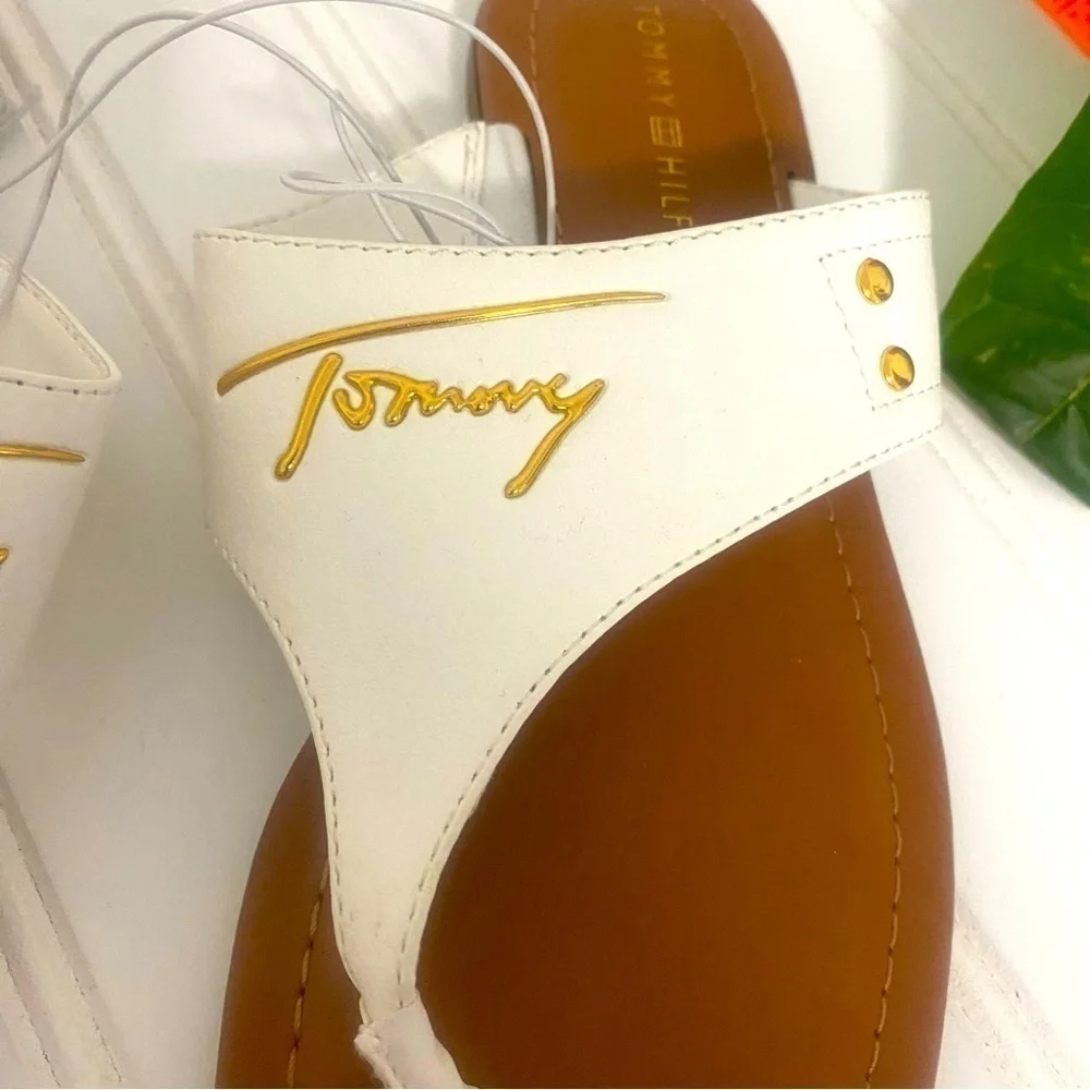 Tommy Hilfiger Women’s TWJELVINO-R Flip Flops Sandals with Gold Emblem Size 6M